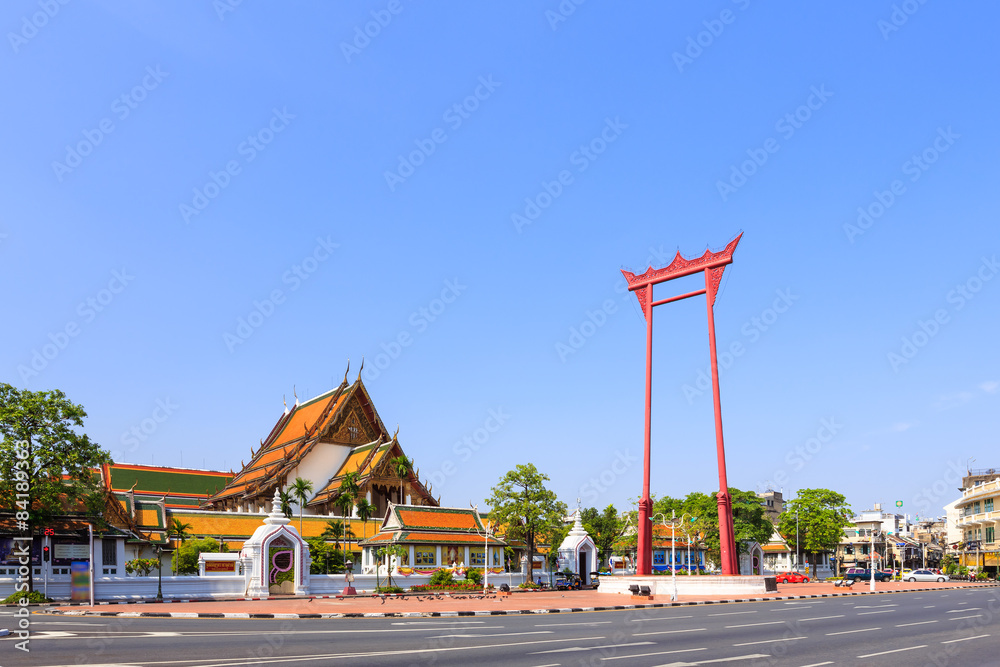 Fototapeta premium The giant swing (Sao Ching Cha) and Wat Suthat temple in Bangkok