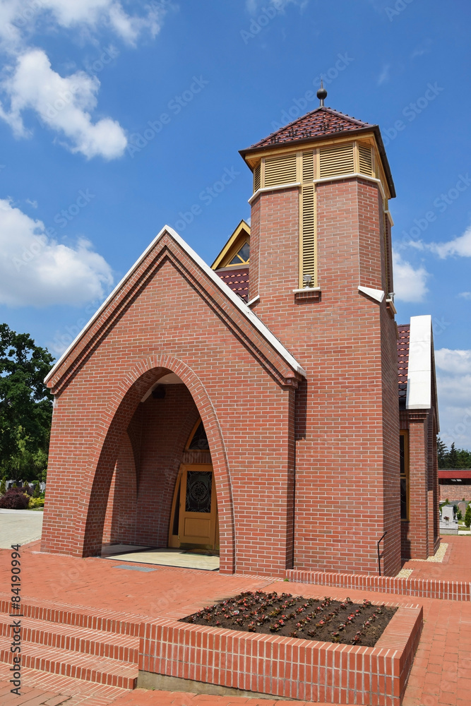Obraz premium Chapel in the cemetery