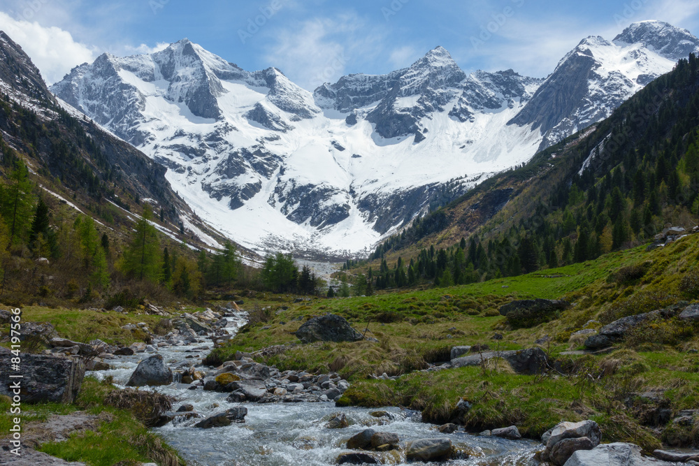 Gebirgsbach vom Gletscher in einem Hochtal der tiroler Alpen