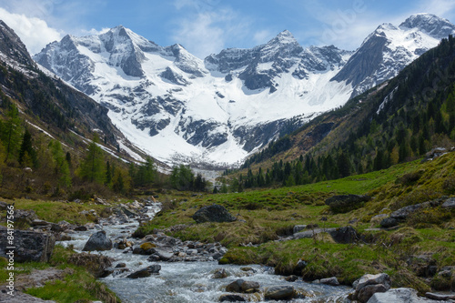 Gebirgsbach vom Gletscher in einem Hochtal der tiroler Alpen © by paul
