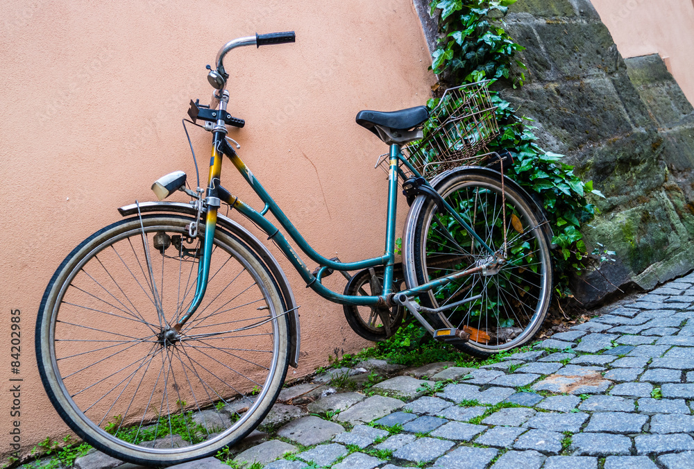 Antikes Fahrrad in einer Gasse