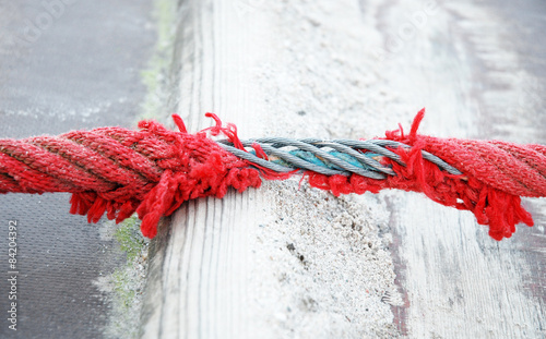 Red rope symbol concept - Rotes Seil Risiko Belastung 