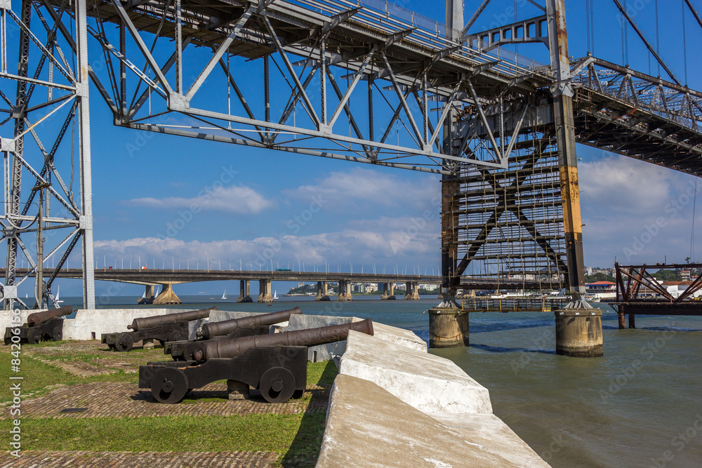 Obraz premium Canhões antigos e ponte