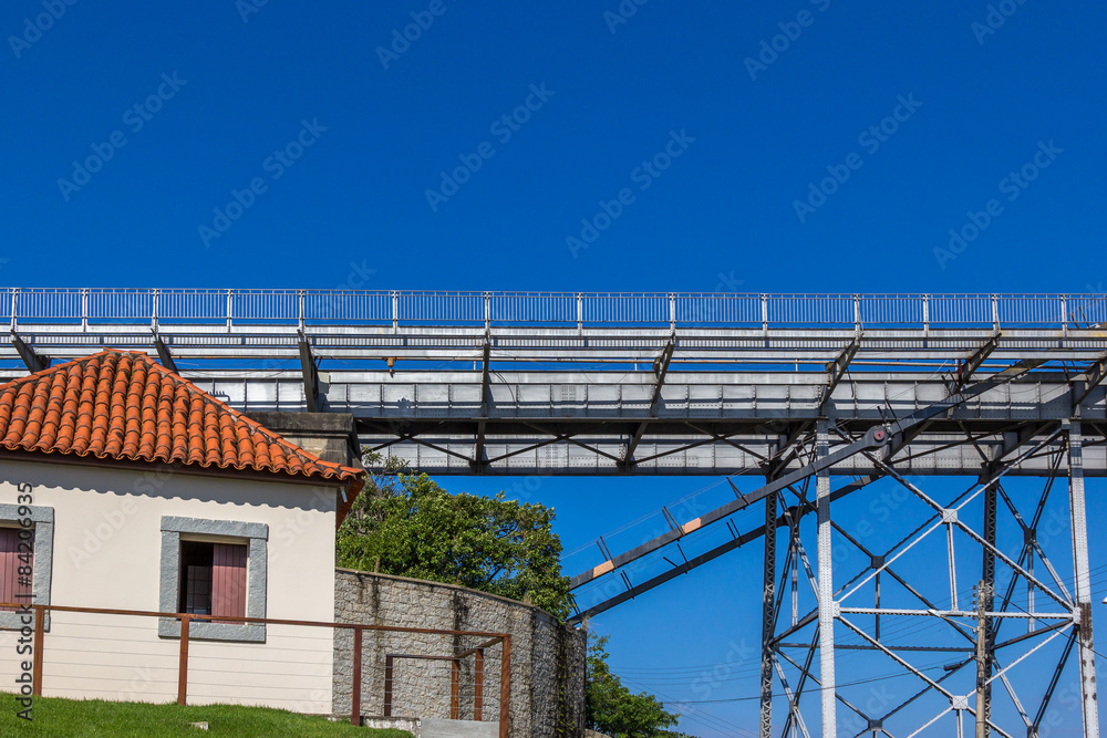 Forte, ponte e céu azul