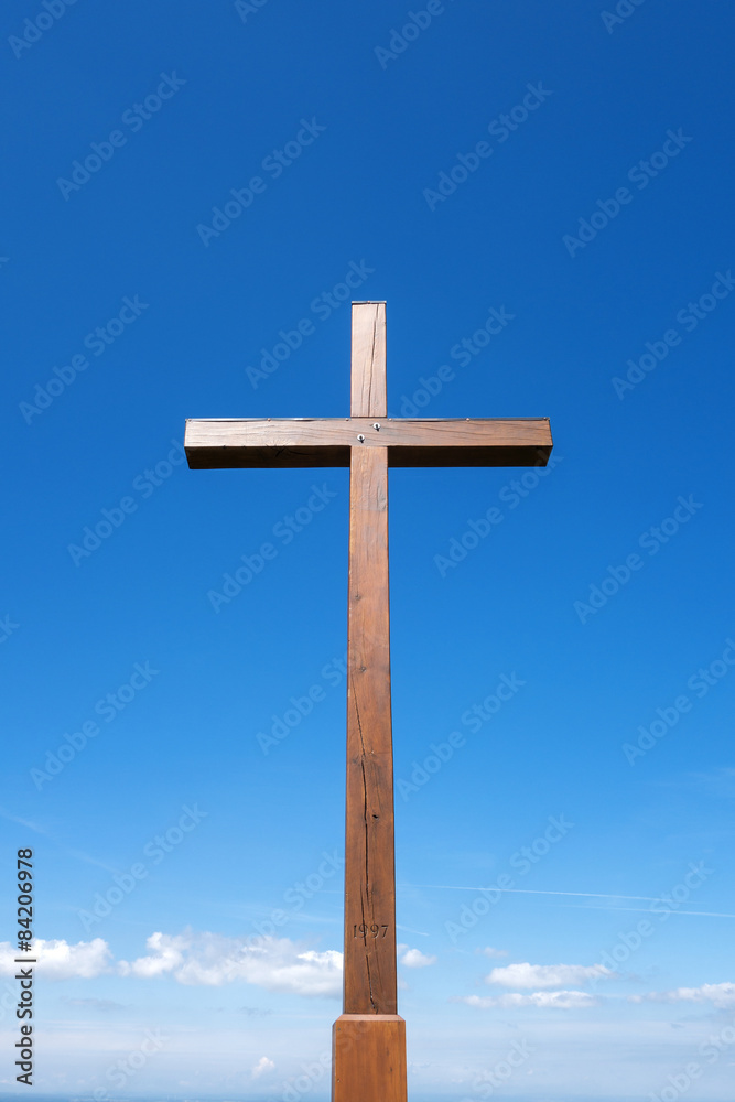 Grosses Kreuz aus Holz auf dem Plettenberg 