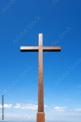 Grosses Kreuz aus Holz auf dem Plettenberg 