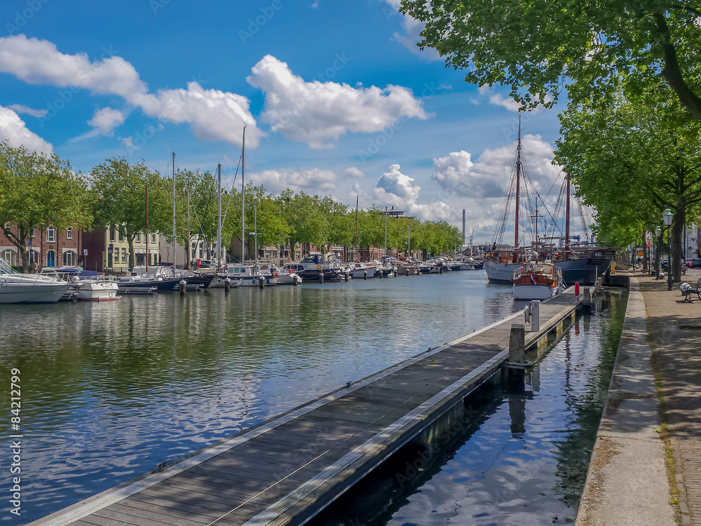 Fototapeta premium Plezierboten in haven van Vlaardingen