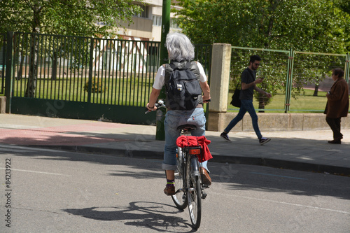 circulando en bicicleta por la ciudad © uzkiland