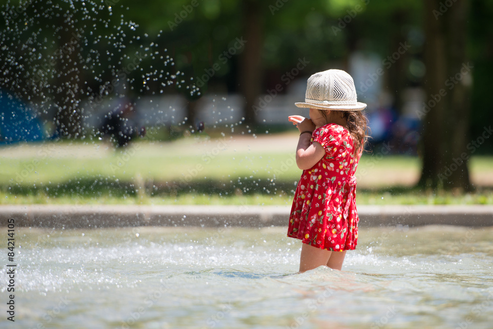 Naklejka premium 水遊びをする女の子