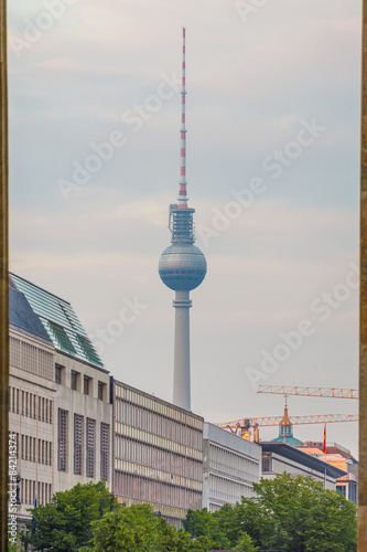 Wallpaper Mural Fernsehturm in Berlin, Unter den Linden Torontodigital.ca