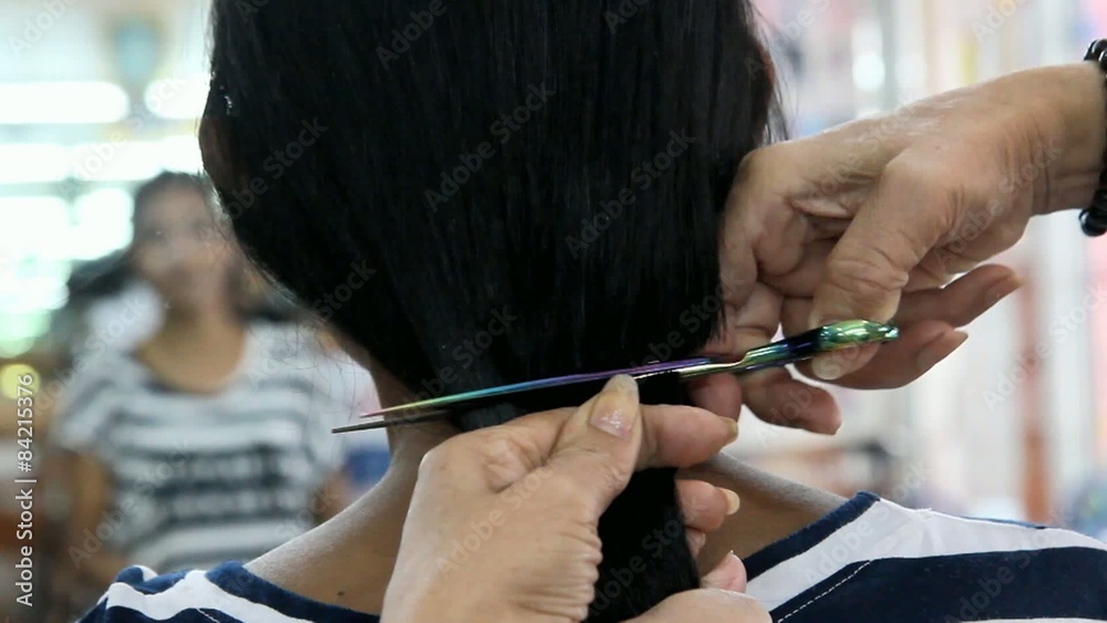 woman cut off her hair in a beauty salon