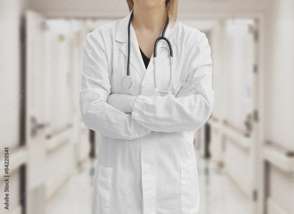 Foto Stock Medico con camice stetoscopio sfondo corridoi ospedale o clinica  | Adobe Stock