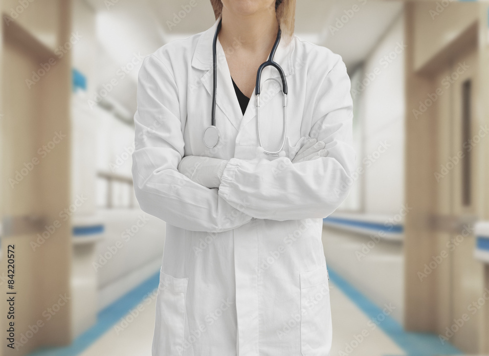 Foto Stock Medico con camice bianco stetoscopio sfondo corridoio ospedale |  Adobe Stock