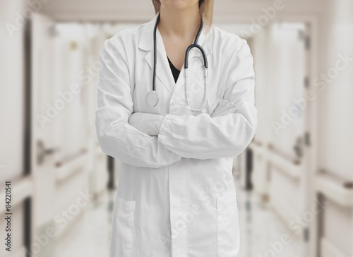 Medico con camice stetoscopio sfondo corridoi ospedale o clinica photo
