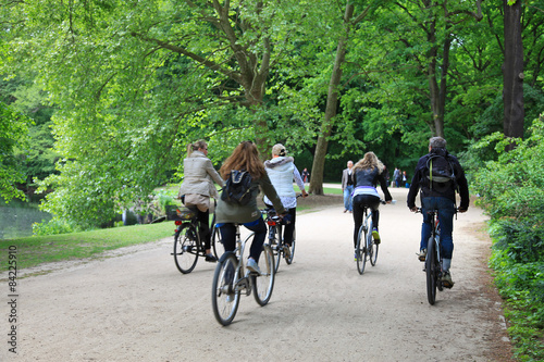 amigos paseando en bicicleta jardines berlín 6461-f15