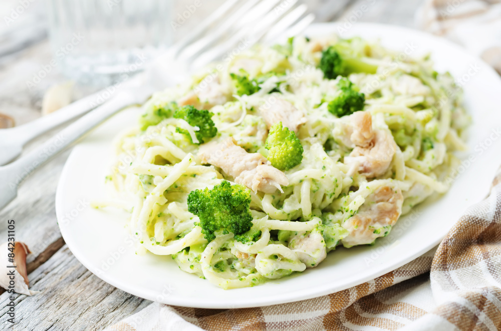 creamy cheesy broccoli spaghetti with chicken