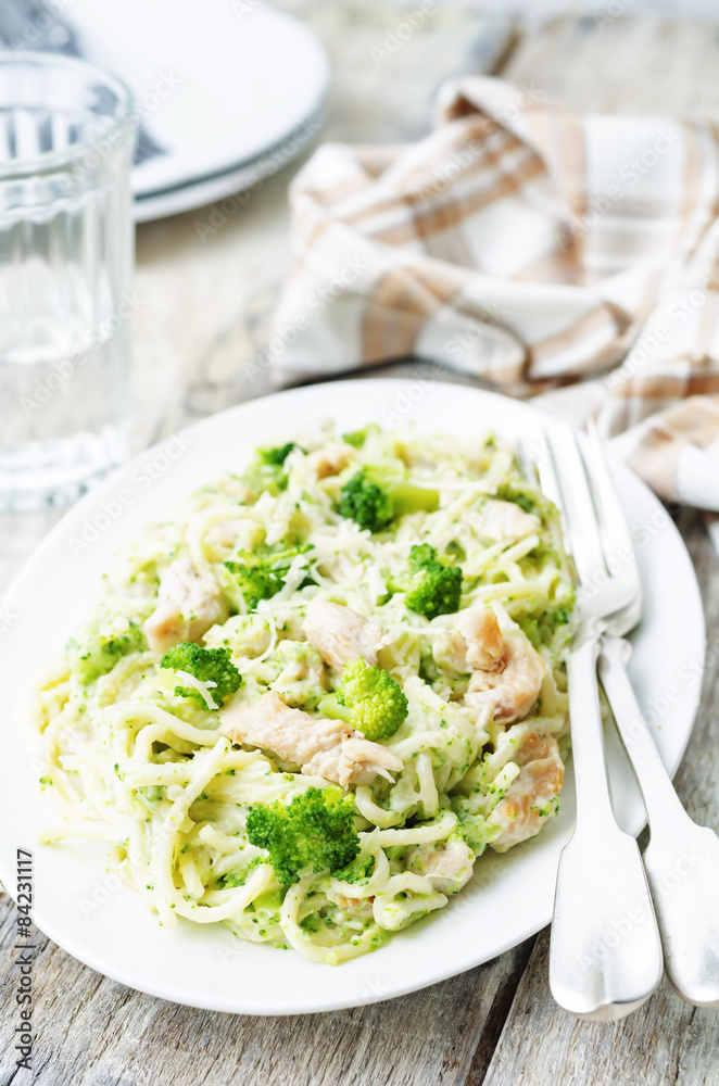 creamy cheesy broccoli spaghetti with chicken creamy cheesy broccoli spaghetti with chicken