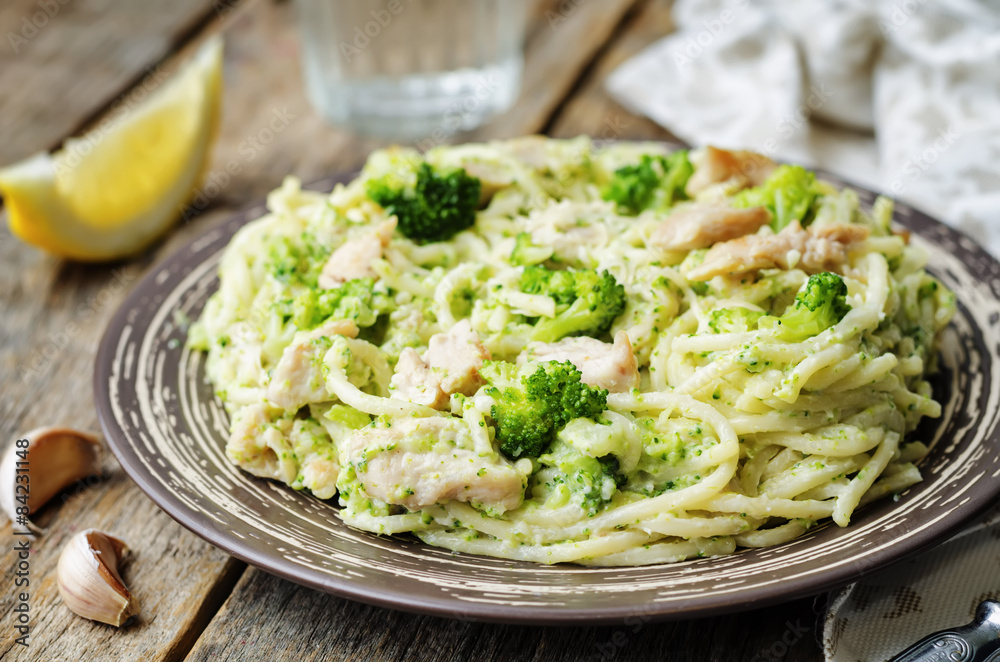 creamy cheesy broccoli spaghetti with chicken creamy cheesy broccoli spaghetti with chicken