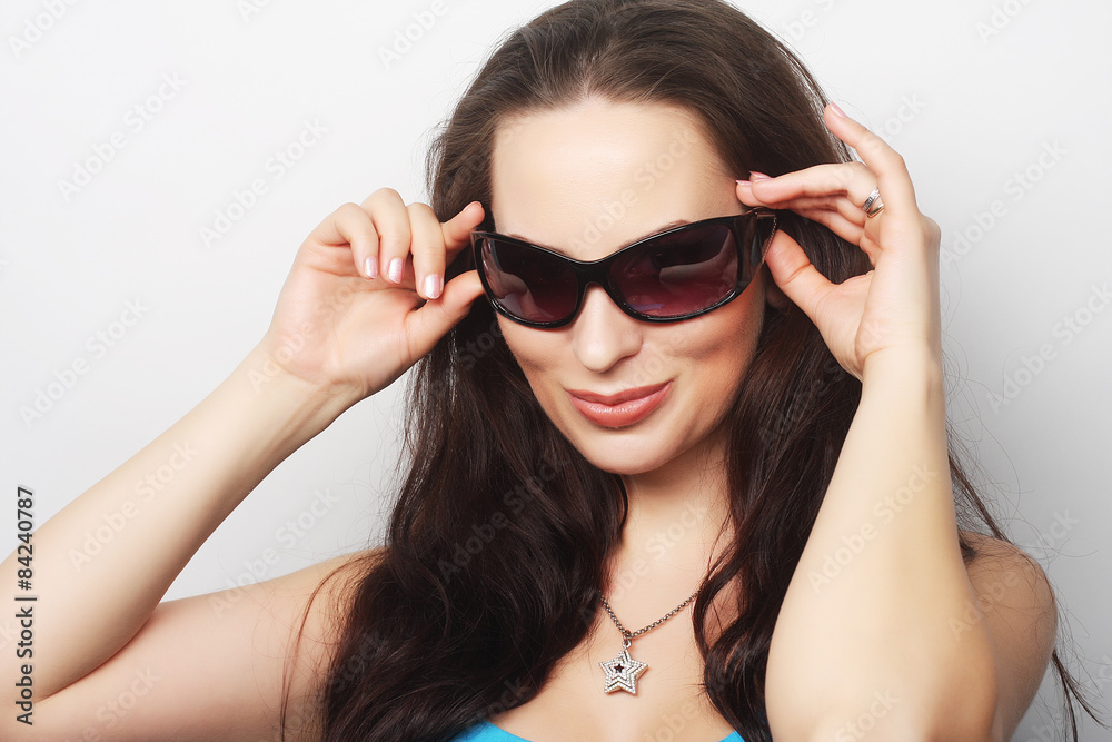 Naklejka premium Young surprised woman wearing sunglasses.