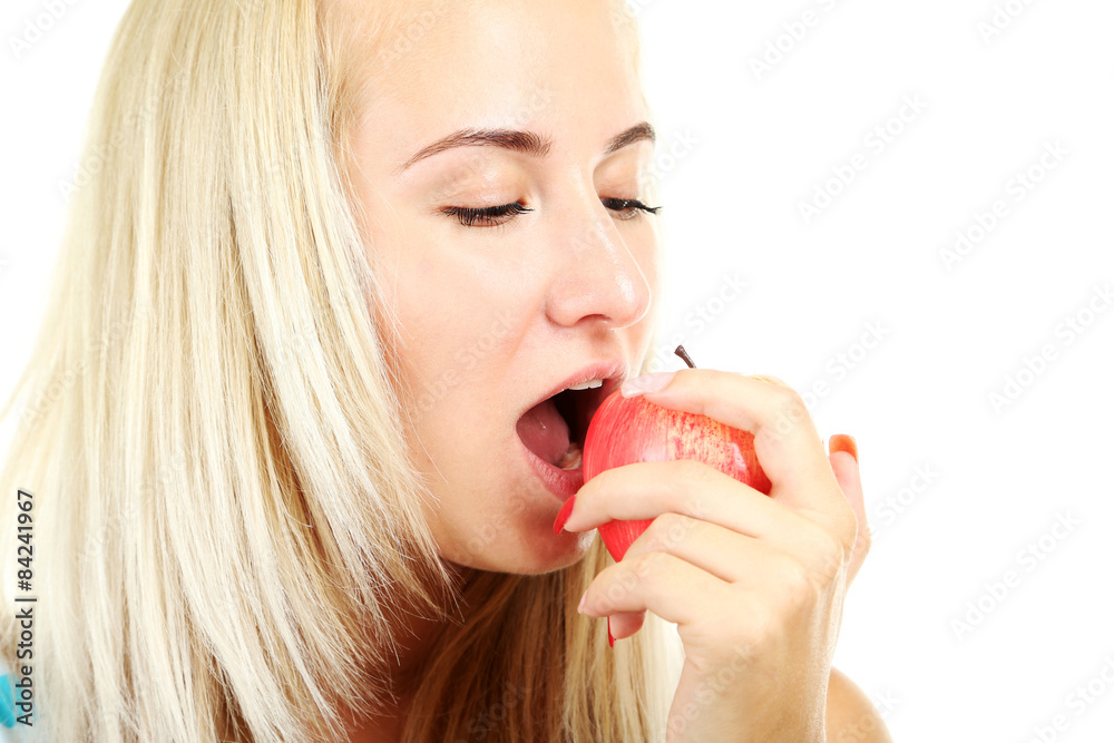 Young woman eating apple