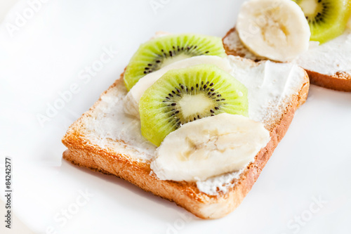 toast with kiwi and banana