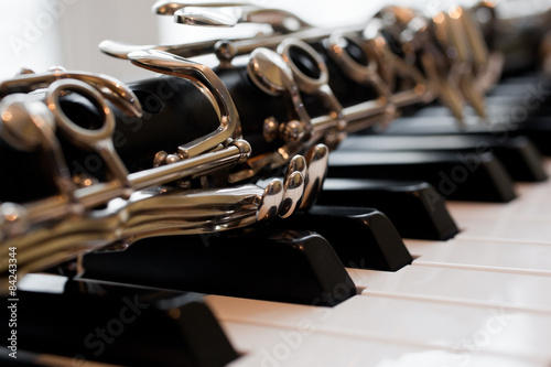 Carta da parati Fragment of a clarinet lying on piano keys