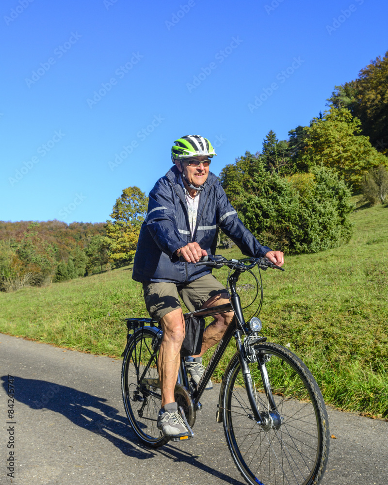 gutgelaunter Senior beim Radfahren