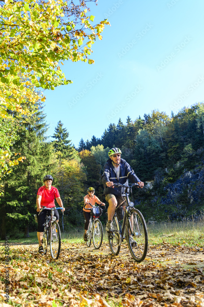 Fototapeta premium Radtour im Herbst