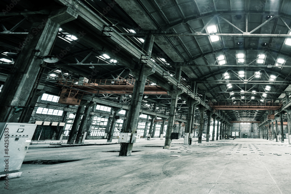 Obraz premium Empty floor in abandoned factory
