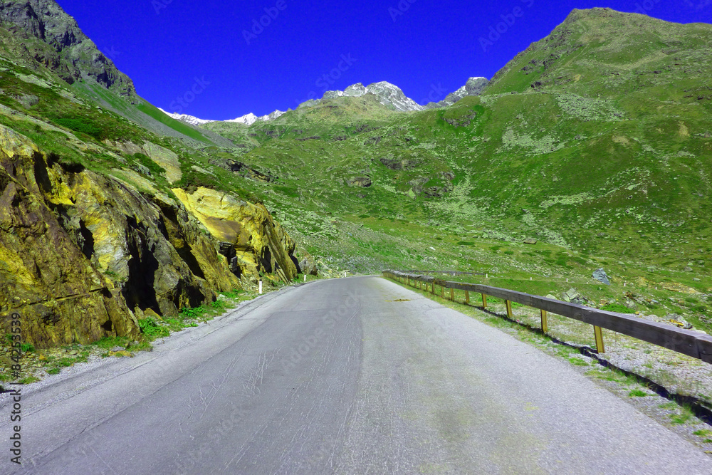 Naklejka premium Straße ins Kaunertal