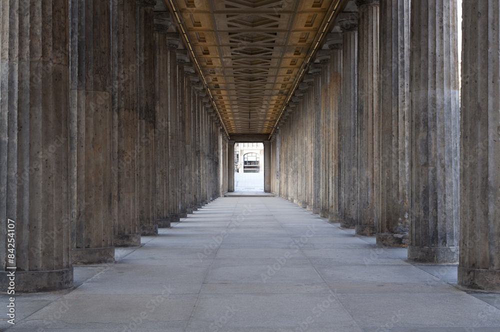 Obraz premium Korridor aus Säulen
