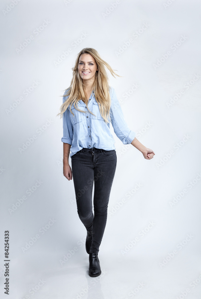 Junge Blondine in Freizeitkleidung Junge Blondine in Freizeitkleidung