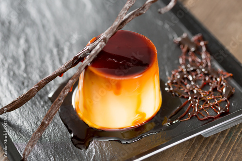 Картината върху платно Vanilla flan