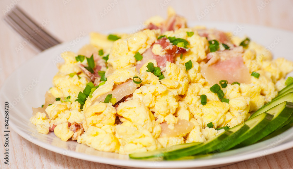 scrambled eggs with bacon