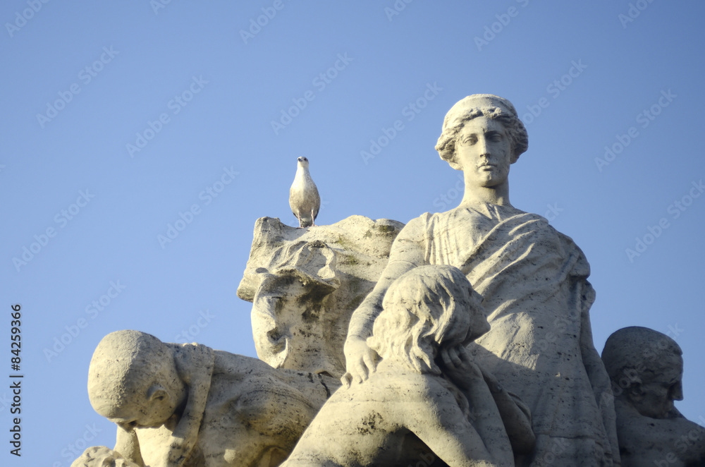 Obraz premium Sculpture on Vittorio Emanuele II bridge