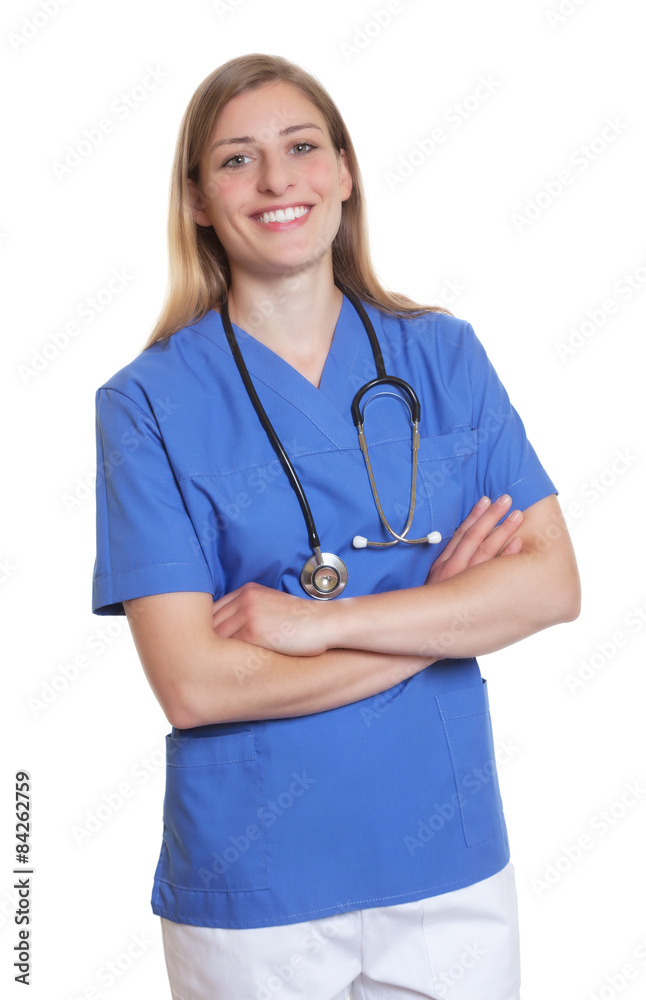 Sympathische deutsche Krankenschwester mit verschränkten Armen Sympathische deutsche Krankenschwester mit verschränkten Armen