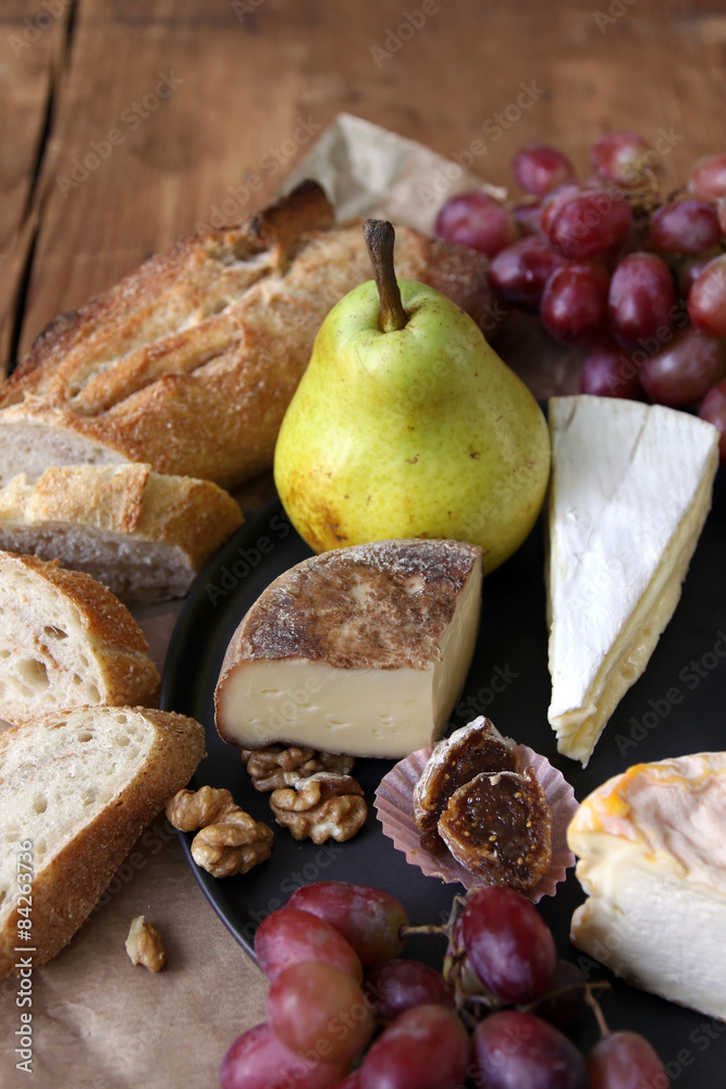 käseplatte mit birne, trauben, feigen  und nüssen