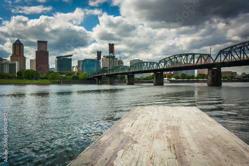 Dock and the Hawthorne Bridge over the Williamette River, in Por photo