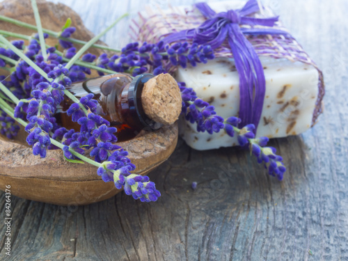 Fototapeta Naklejka Na Ścianę i Meble -  lavender oil with fresh flowers on the wooden table
