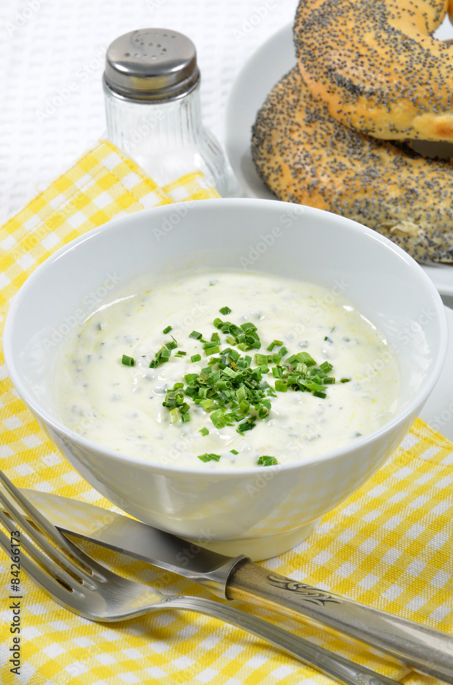 Weißkäse mit Schnittlauch und Vollkornbrötchen Weißkäse mit Schnittlauch und Vollkornbrötchen