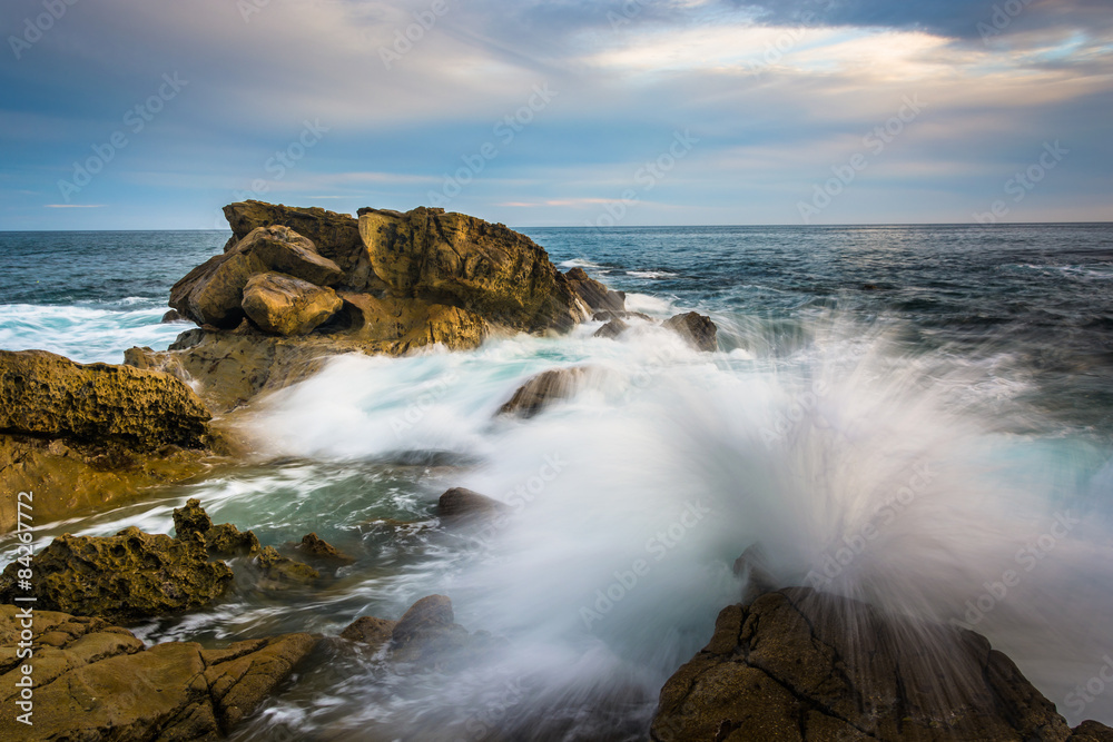 Fototapeta premium Rocks and waves in the Pacific Ocean at Monument Point, Heisler