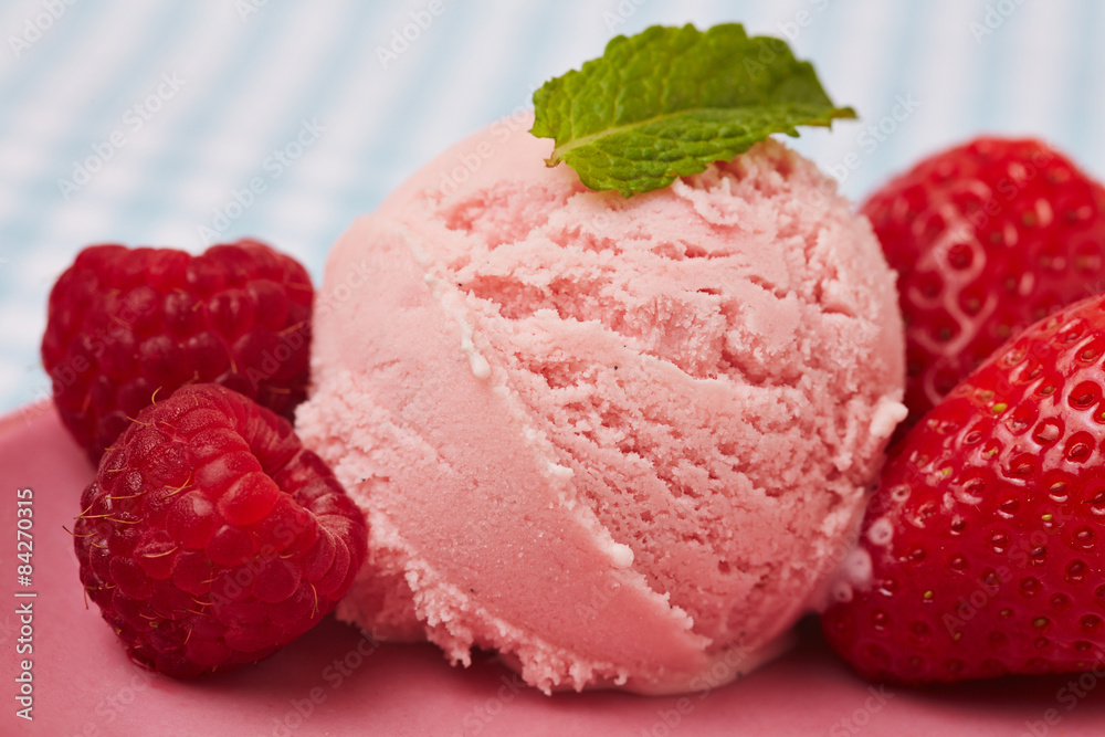 Kugel Erdbeereis mit Früchten