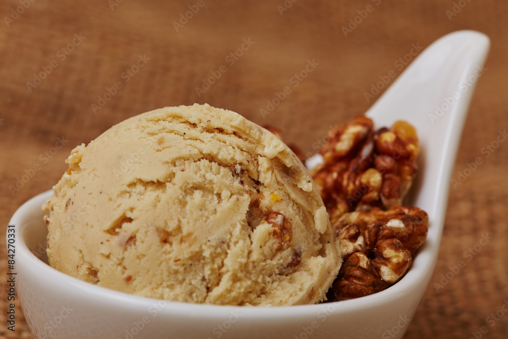 Kugel Walnusseis mit Nüssen Stock Photo | Adobe Stock