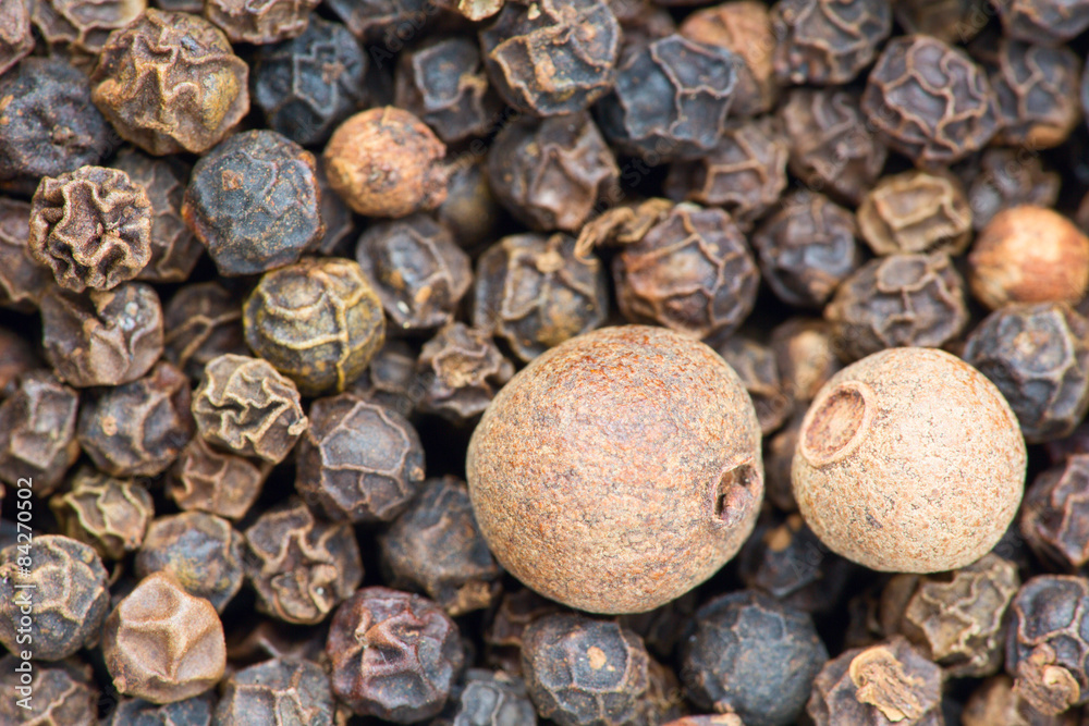 Allspice on the layer from black peppers Allspice on the layer from black peppers
