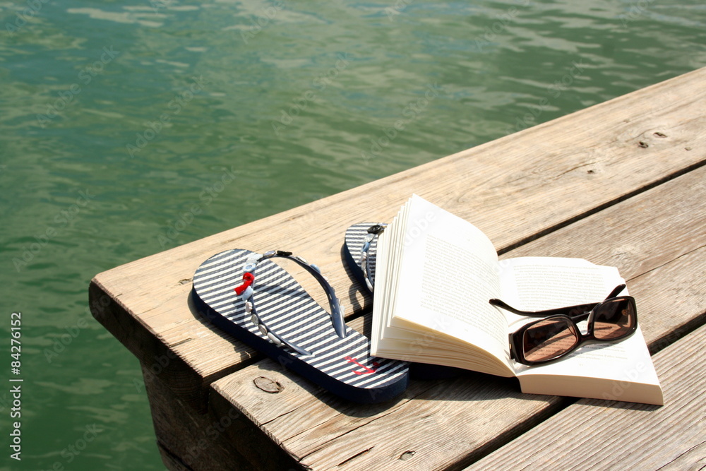 Obraz premium Lesen am Wasser