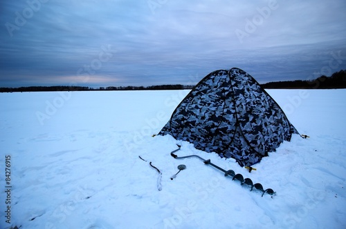 Палатка для зимней рыбалке на озере