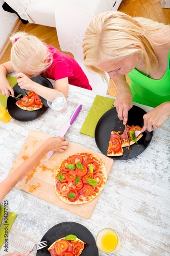 Pizza essen in Familie 