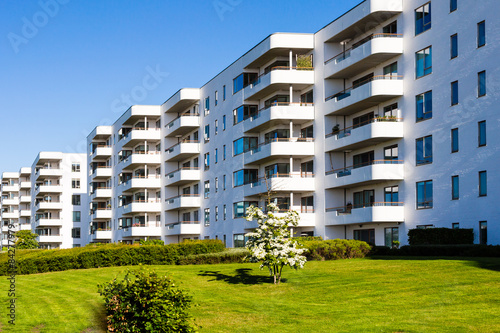 Bilde på lerret Contemporary condominium building
