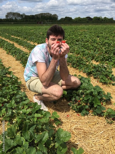 Принти на полотні Crouching man hidden strawberry