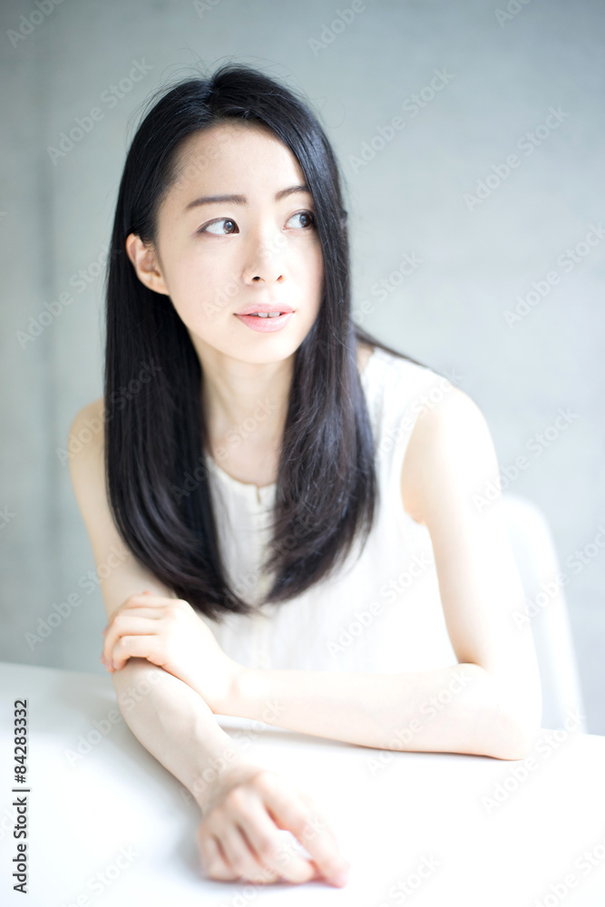 考える女性 考える女性